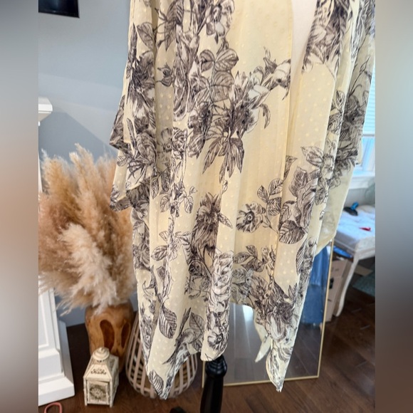Maurices Ivory  Floral Kimono - Picture 2 of 9